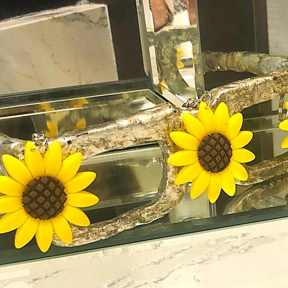 Free Give Away Sunflower Key Chain With Purchase Of Bag & Scarf! - Picture 7 of 15
